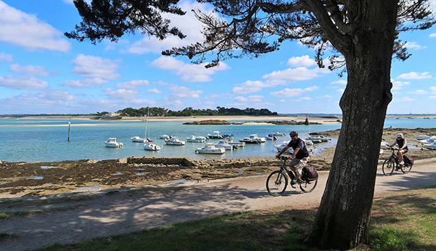 Randonneurs à vélo sur la côte bretonne