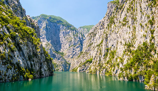 Lac Koman en Albanie - AdobeStock - Andrii Lutsyk