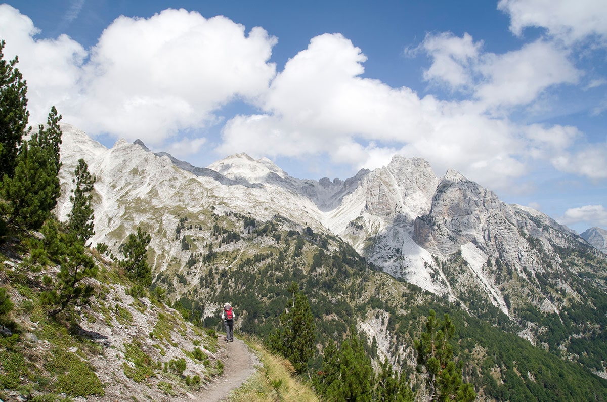 Randonneur sur le mont Jezerca, en Albanie - AdobeStock - Isabela66
