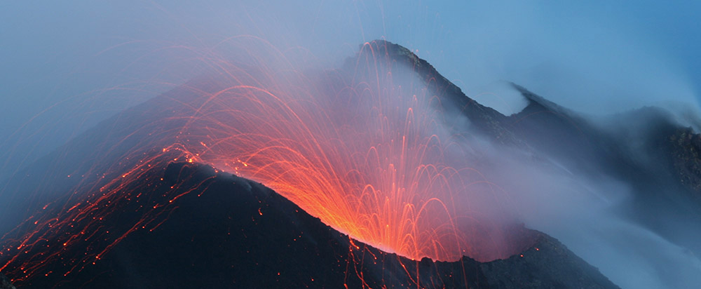 Le mont Etna en éruption en Sicile - AdobeStock - RainerAlbiez