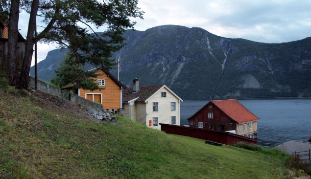 Maisons typiques de Norvège aux abords du Fjord